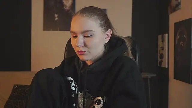 Snapshot of ValerieViolette chatting on 12-15-24, 08:25 ValerieViolette online show from 12-15-24, 08:25