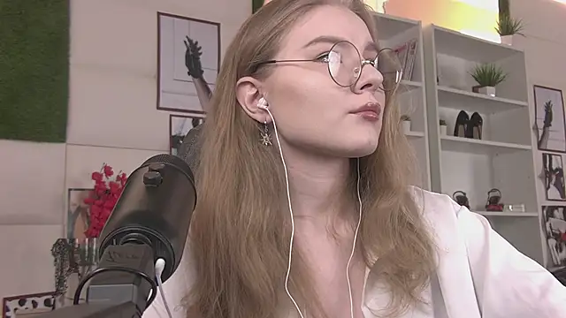 Snapshot of ValerieViolette chatting on 02-21-25, 07:12 ValerieViolette online show from 02-21-25, 07:12