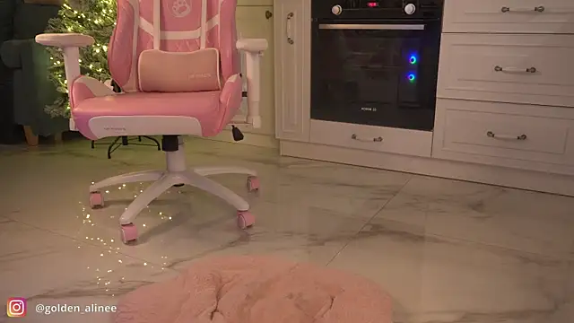 Snapshot of Golden_Aline chatting on 01-08-25, 09:12 Golden Aline online show from 01-08-25, 09:12