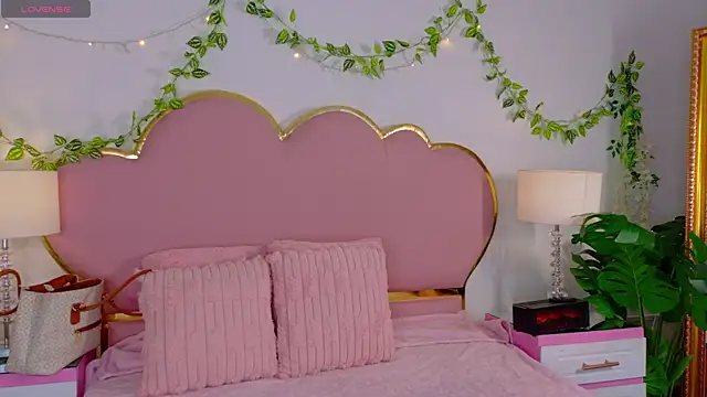 Snapshot of EmmaCrush chatting on 11-28-25, 09:50 EmmaCrush online show from 11-28-25, 09:50