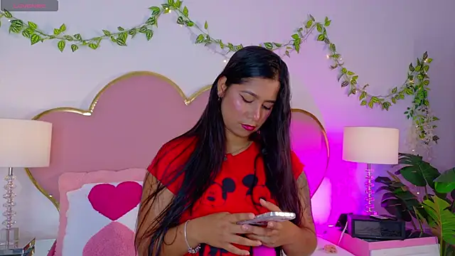 Snapshot of EmmaCrush chatting on 12-20-25, 09:11 EmmaCrush online show from 12-20-25, 09:11