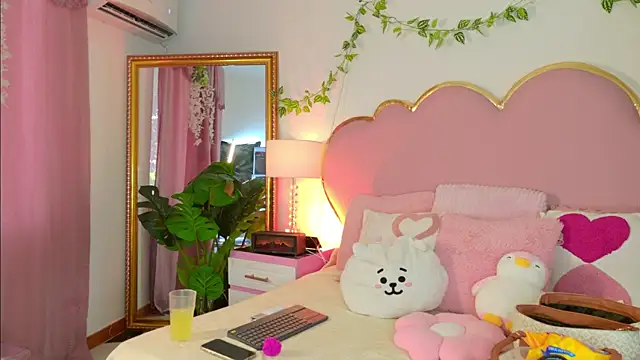 Snapshot of EmmaCrush chatting on 01-13-26, 08:47 EmmaCrush online show from 01-13-26, 08:47