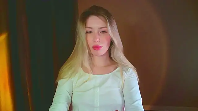 Snapshot of mia_raspberrie chatting on 12-14-24, 08:40 mia raspberrie online show from 12-14-24, 08:40