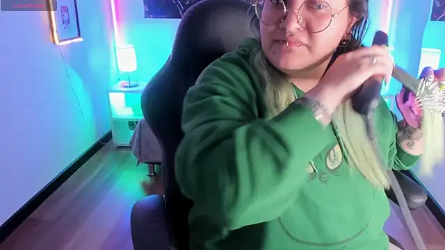 lucky-leah online show from 12-20-25, 04:19