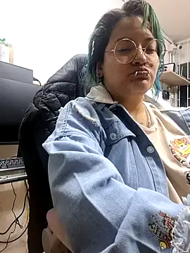 Snapshot of lucky-leah chatting on 06-17-26, 03:53 lucky-leah online show from 06-17-26, 03:53