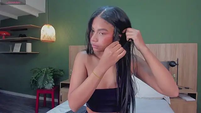 nayah   online show from 11-30-25, 02:43