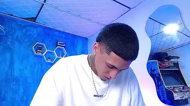 Liam lee online show from 12-28-24, 03:37