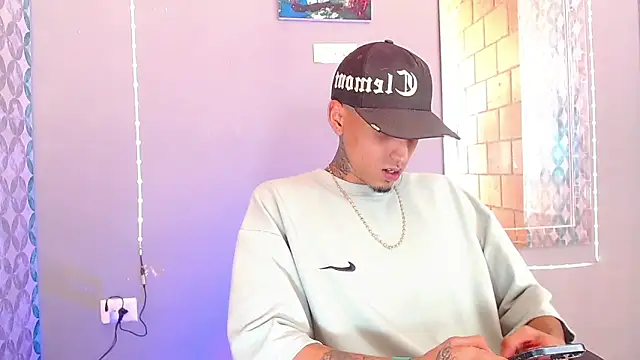 Snapshot of Liam_lee chatting on 06-17-26, 08:54 Liam lee online show from 06-17-26, 08:54