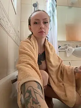 haileyhope  online show from 11-29-25, 09:45