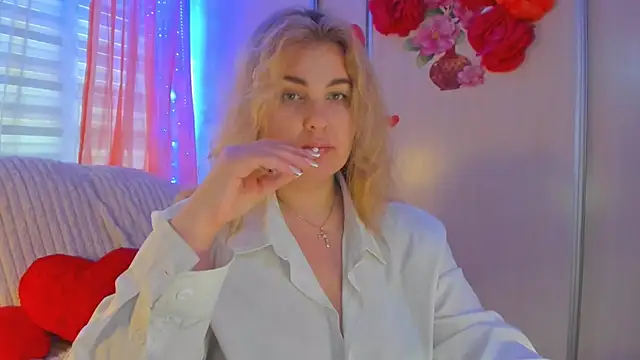 CoraSwon online show from 03-11-25, 01:01