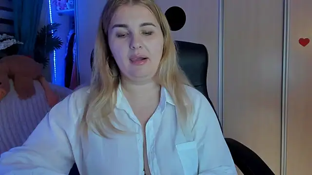 Snapshot of CoraSwon chatting on 02-17-26, 07:42 CoraSwon online show from 02-17-26, 07:42