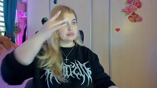 Snapshot of CoraSwon chatting on 02-19-26, 07:04 CoraSwon online show from 02-19-26, 07:04