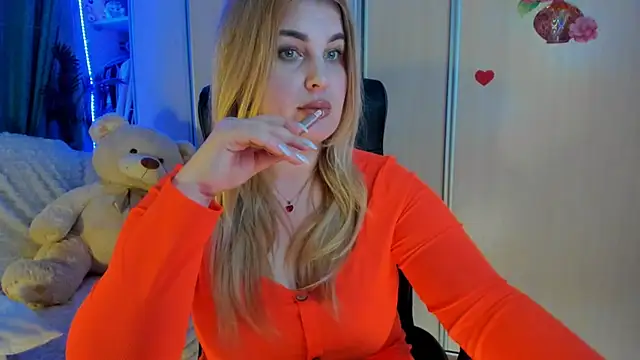 CoraSwon online show from 04-10-26, 05:39