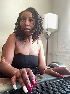 Snapshot of LeyaHoneybuns chatting on 02-18-25, 06:58 LeyaHoneybuns online show from 02-18-25, 06:58