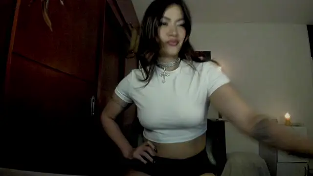 Snapshot of Lucyerobbie chatting on 04-27-26, 01:03 Lucyerobbie online show from 04-27-26, 01:03