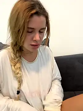 EmiliaCatalina online show from 11-24-25, 04:51