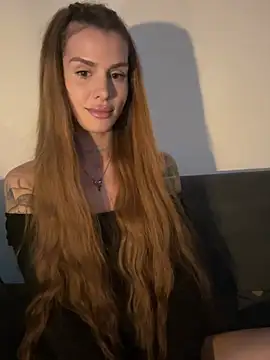 Snapshot of EmiliaCatalina chatting on 07-16-26, 11:22 EmiliaCatalina online show from 07-16-26, 11:22