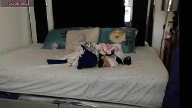 Snapshot of CATRINA-83 chatting on 05-21-26, 07:21 CATRINA-83 online show from 05-21-26, 07:21