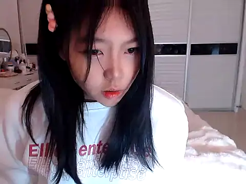 Snapshot of -Lucky_Girl chatting on 12-28-24, 03:37 -Lucky Girl online show from 12-28-24, 03:37
