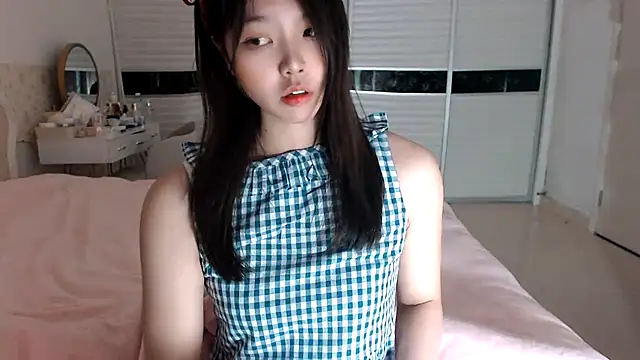 Snapshot of -Lucky_Girl chatting on 03-19-25, 12:12 -Lucky Girl online show from 03-19-25, 12:12