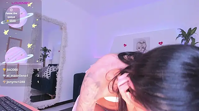 Snapshot of Kim_ev chatting on 01-17-25, 10:55 Kim ev online show from 01-17-25, 10:55