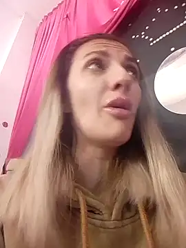 RileyLanna online show from 12-18-25, 03:51