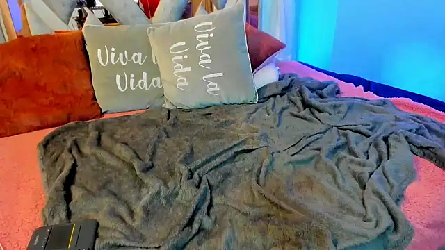 Snapshot of Kendall_Sophy chatting on 01-17-25, 10:56 Kendall Sophy online show from 01-17-25, 10:56