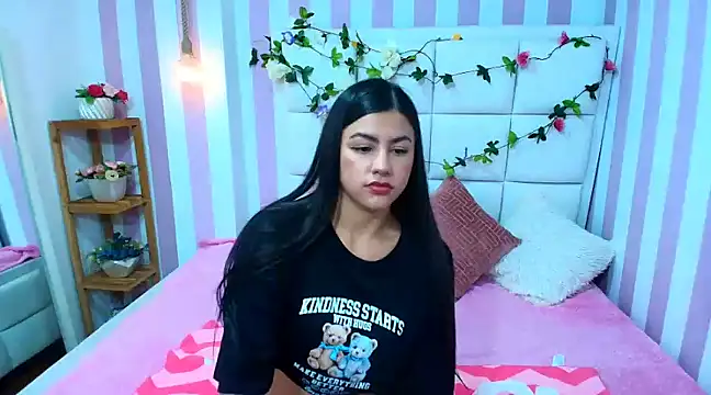 Snapshot of Kendall_Sophy chatting on 03-18-25, 04:26 Kendall Sophy online show from 03-18-25, 04:26