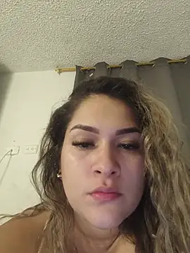 Sara smiiith211 online show from 06-17-26, 10:54