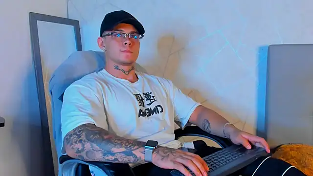 NoahhBrown online show from 02-05-25, 03:23