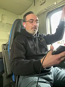 Snapshot of dzhakar chatting on 12-22-25, 12:13 dzhakar online show from 12-22-25, 12:13