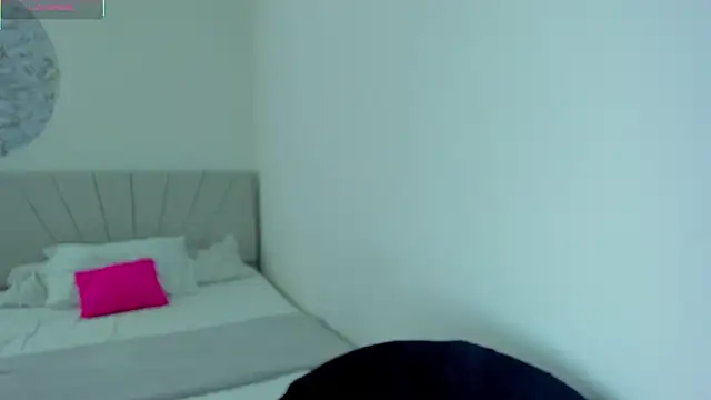 Snapshot of IsabelaVanegas_ chatting on 10-27-25, 05:17 IsabelaVanegas online show from 10-27-25, 05:17