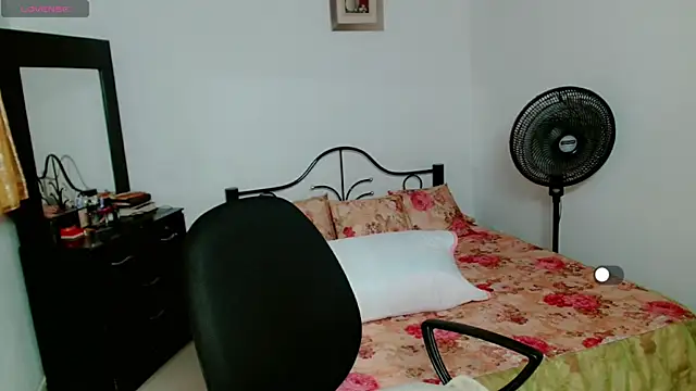 Snapshot of Lily_Benet1 chatting on 05-28-26, 10:40 Lily Benet1 online show from 05-28-26, 10:40