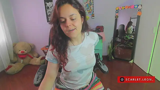 Snapshot of Scarletleon77 chatting on 02-21-25, 04:05 Scarletleon77 online show from 02-21-25, 04:05