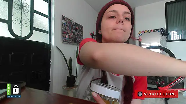 Snapshot of Scarletleon77 chatting on 10-06-25, 04:04 Scarletleon77 online show from 10-06-25, 04:04