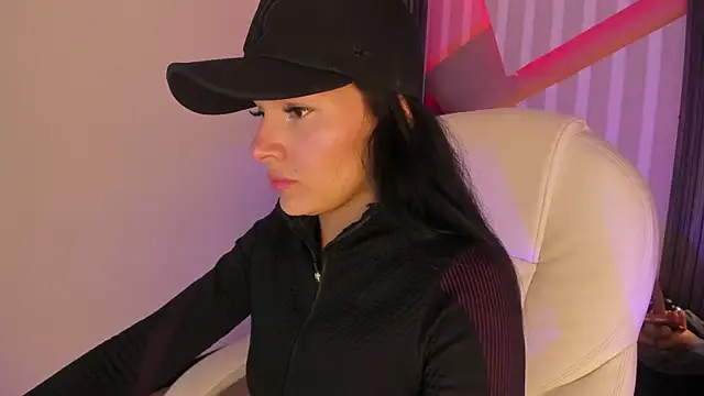 Snapshot of _shantal_smith chatting on 05-18-26, 02:07 shantal smith online show from 05-18-26, 02:07