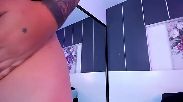 Snapshot of Alexxxholy chatting on 01-28-25, 01:49 Alexxxholy online show from 01-28-25, 01:49