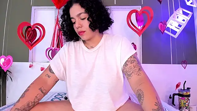 Snapshot of Alexxxholy chatting on 02-15-25, 08:22 Alexxxholy online show from 02-15-25, 08:22