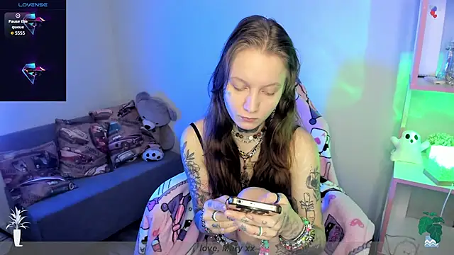 Mary Xextra online show from 10-31-25, 01:06