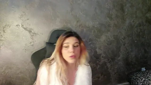 Snapshot of LeylaRosse chatting on 03-19-25, 09:17 LeylaRosse online show from 03-19-25, 09:17