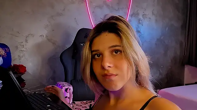 Snapshot of LeylaRosse chatting on 09-29-25, 07:24 LeylaRosse online show from 09-29-25, 07:24