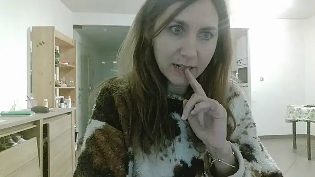 Snapshot of JasmineGlamour chatting on 04-25-26, 03:42 JasmineGlamour online show from 04-25-26, 03:42