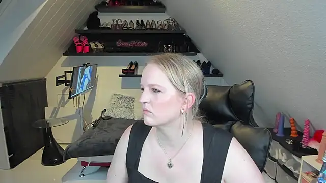 caro kitten online show from 04-13-26, 07:36