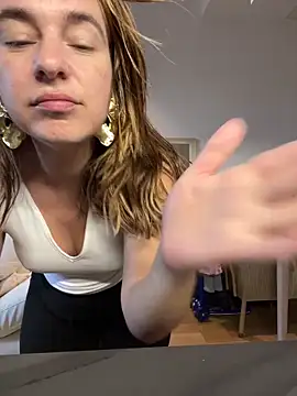 lyajoliee online show from 04-17-26, 06:05