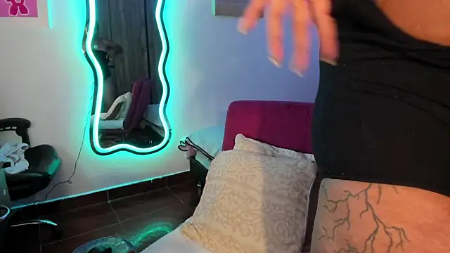 ladyrd1 online show from 03-04-25, 06:47