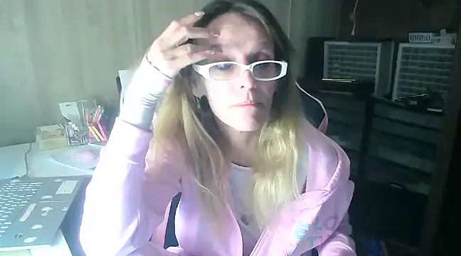 Snapshot of MsJustDamn71 chatting on 12-20-24, 05:14 MsJustDamn71 online show from 12-20-24, 05:14