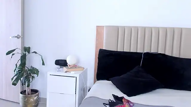 AnaHenao online show from 10-15-25, 05:24