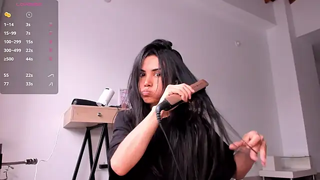 AnaHenao online show from 11-28-25, 09:39