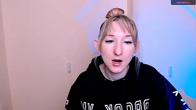 Snapshot of AmandaSell chatting on 04-21-26, 06:20 AmandaSell online show from 04-21-26, 06:20
