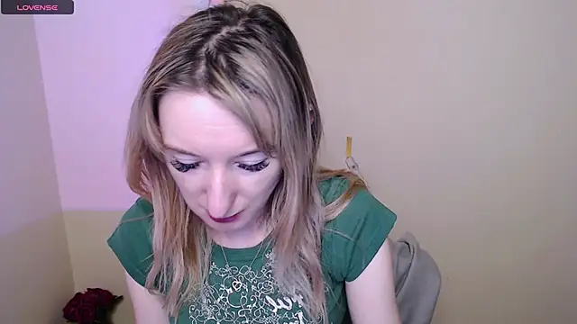 Snapshot of AmandaSell chatting on 06-14-26, 07:43 AmandaSell online show from 06-14-26, 07:43